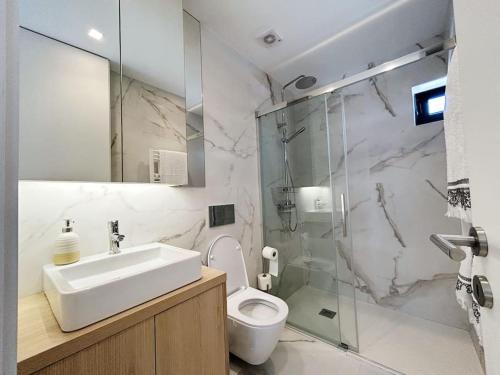 a bathroom with a sink and a toilet and a shower at Casinha da Arcela in Guimarães