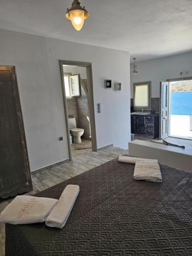 1 dormitorio con 1 cama con 2 toallas en Aegean Muses en Lipsoi
