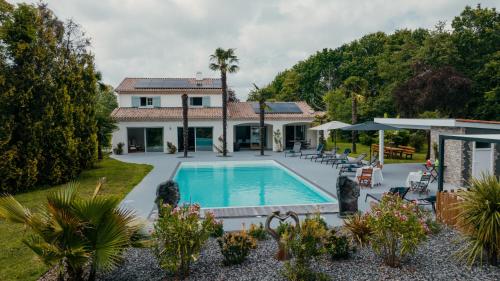een luchtzicht op een huis met een zwembad bij LA MAISON CACHEE-BA in La Teste-de-Buch