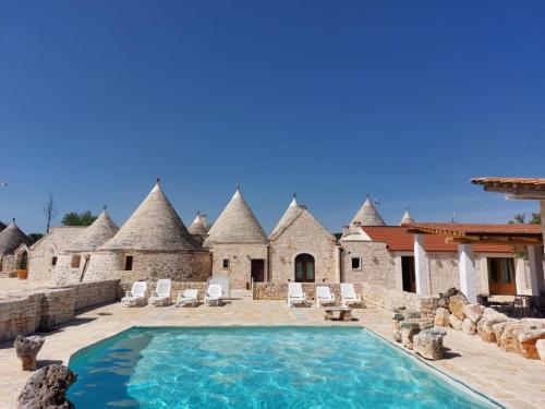 una imagen de una casa con piscina en Resort Masseria Cecato, en Noci