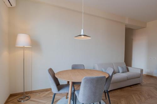 Casa Rebei Menaggio في ميناجيو: غرفة معيشة مع طاولة وأريكة