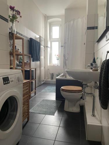 W łazience znajduje się toaleta, umywalka i pralka. w obiekcie 100qm Altbau Wohnung im Prenzlauer Berg w Berlinie