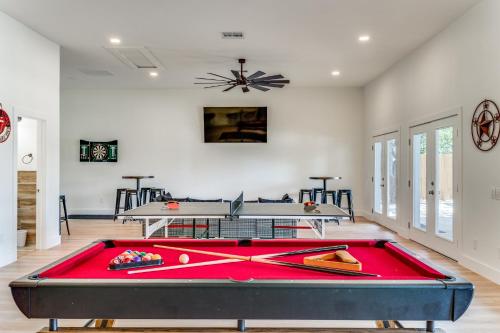 mesa de ping pong en una habitación con mesa de billar en 6 BDRM Wine Country Compound on 2 Acres! Pool/HotTub & Club House, en Johnson City