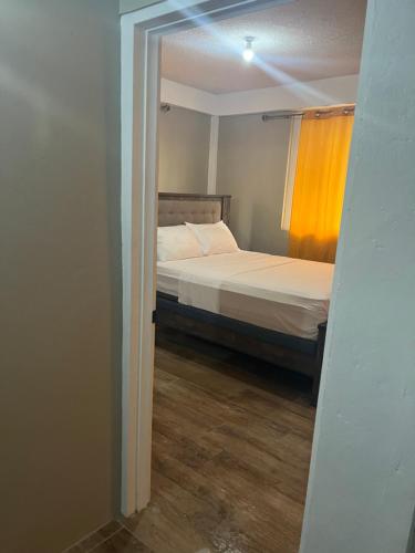 Habitación pequeña con cama y ventana en 2Bedroom Vacation Home en Paix Bouche