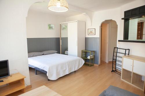 阿尔加罗沃Apartment with see view的卧室里有一张床和一台电视机