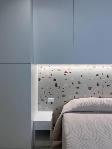 a bedroom with a bed and a wall with hearts at Casa Vacanze Mariantò in Noci