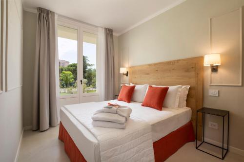 een slaapkamer met een bed met handdoeken erop bij Borgopetra Resort in Numana
