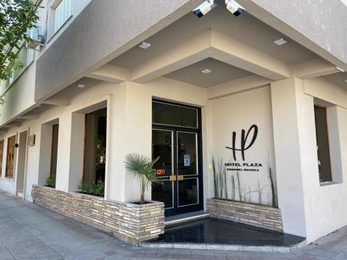 une devanture de magasin avec une enseigne dessus dans l'établissement Hotel Plaza, à Coronel Suárez