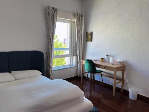 1 dormitorio con cama, escritorio y ventana en Cozy room near Metro en Lisboa
