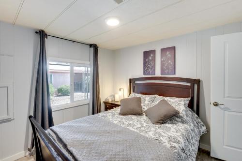1 dormitorio con 1 cama con 2 almohadas en Sun Lakes Vacation Rental BBQ Grill and Pool Access, en Sun Lakes