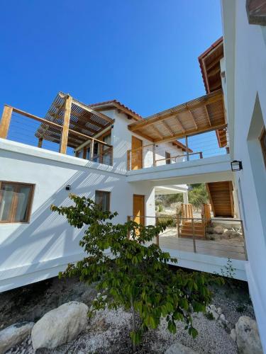 a white house with a view of the patio at Altos de la Caobita in Barreras