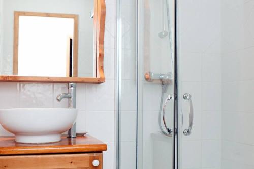une salle de bain avec un lavabo et une douche en verre dans l'établissement Mercer - 3 bedroom apartment with stunning views, à Sainte-Foy-Tarentaise