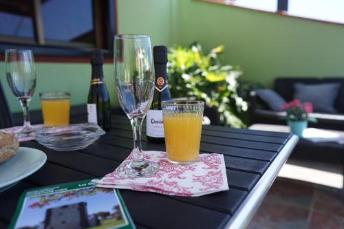 a table with two glasses and a bottle of wine at Apartamentos Mesa in Valle Gran Rey