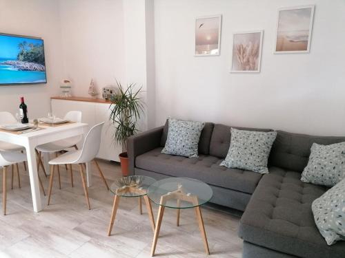 een woonkamer met een bank en een tafel bij Apartamento Costa del Sol in Almuñécar