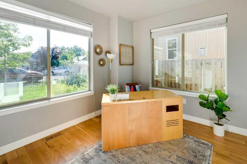 Фотография из галереи Denver Retreat with Rooftop Deck and Mountain Views в городе Энглвуд