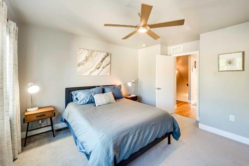 Tempat tidur dalam kamar di Luxury Denver Area Townhome with Rooftop Deck!