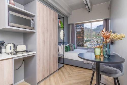 ケープタウンにあるStylish Studio Apartmentの小さなキッチン(テーブル付)
