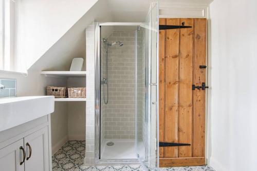 A bathroom at Coop's Landing - Charming seaside bolthole