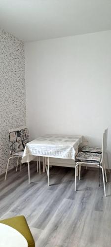 Cette chambre comprend un lit et deux chaises. dans l'établissement ALANA Apartment, à Stara Zagora