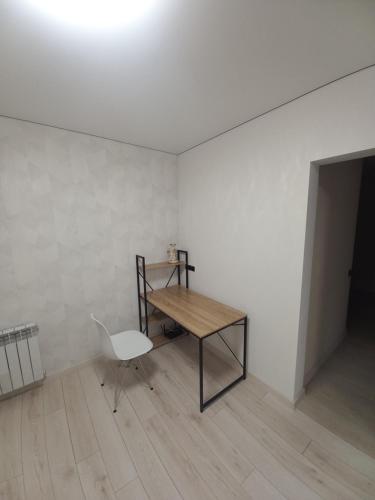 a white room with a desk and a chair at Rose Valley Center Chisinau in Chişinău