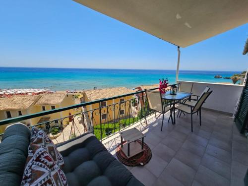un balcone con tavolo e vista sull'oceano di Corfu Glyfada Beach Apartments a Glifada (Glyfada)