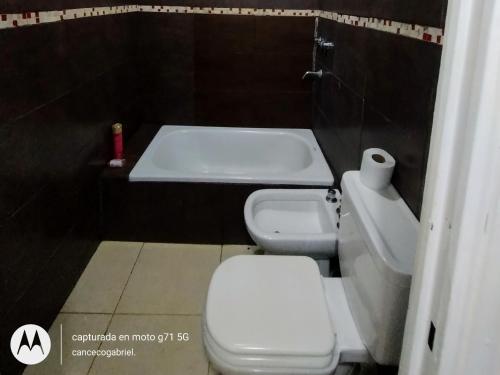y baño con aseo y bañera. en Finca y temporarios la BENDECIDA en Santiago del Estero