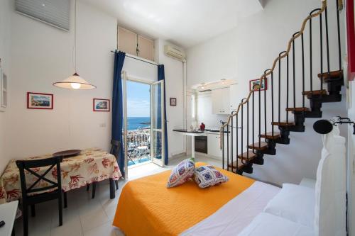 Cette chambre dispose d'un escalier, d'une table et d'une fenêtre. dans l'établissement Love and Passion Amalfi, à Amalfi