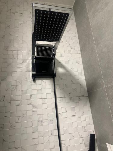 a bench on a tiled floor in a bathroom at Casa térrea com acessibilidade em Juquehy com piscina climatizada e hidromassagem in Juquei