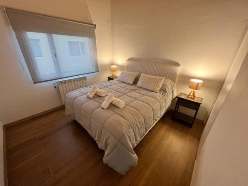 um quarto com uma cama com duas toalhas em Moderno y tranquilo departamento em El Calafate