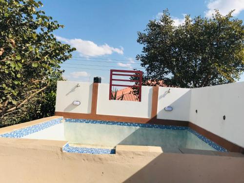 een zwembad in de achtertuin van een huis bij Batoka Apartments in Lusaka