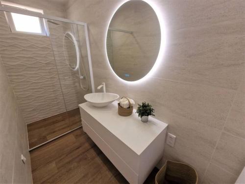 een badkamer met een wastafel en een spiegel bij The Chic Libération in Nice