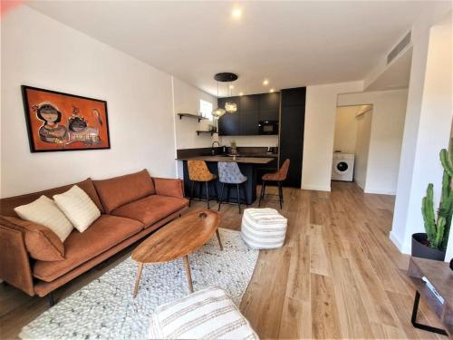 un salon avec un canapé et une table dans l'établissement The Chic Libération, à Nice