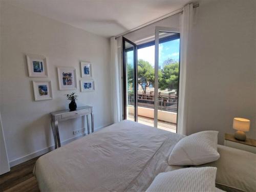 een slaapkamer met een bed en een groot raam bij The Chic Libération in Nice