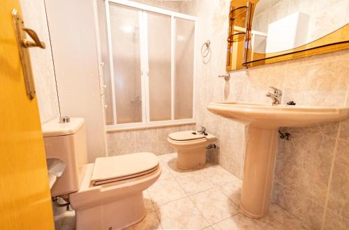 een witte badkamer met een toilet en een wastafel bij Les Olles Riumar Pura Natura in Riumar