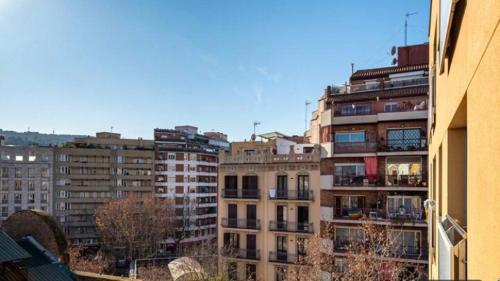 vistas a una ciudad con edificios altos en HOSTAL BEDMATES en Barcelona