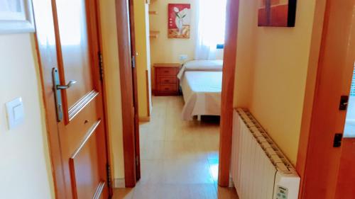 pasillo de una habitación con 1 dormitorio y 1 cama en Apta Mar del Este alquiler semanal exclusivo familias, en Playa de Gandía
