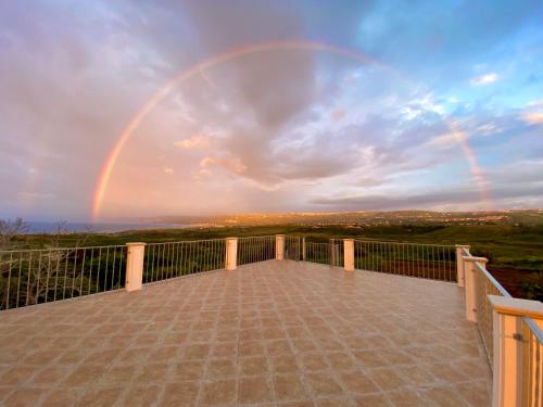 Blick auf einen Regenbogen von der Terrasse eines Hauses in der Unterkunft Casa Ruris - Country residence in Briatico