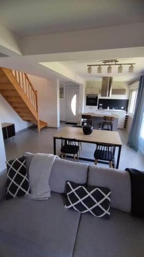 un salon avec un canapé et une table dans l'établissement Maison le Portel, à Le Portel