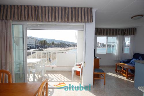 sala de estar con vistas a la playa en Apartamentos Zona Porteta, en Peñíscola