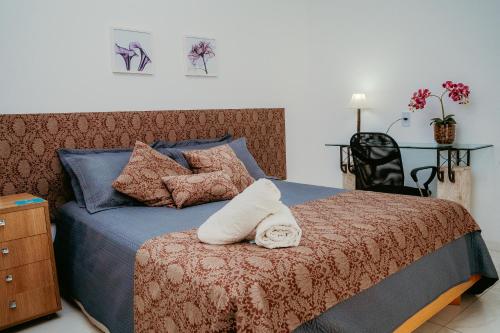 ein Schlafzimmer mit einem Bett mit zwei Handtüchern darauf in der Unterkunft Pousada Recanto do Chef in Búzios