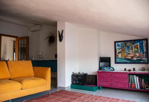 - un salon avec un canapé et une télévision dans l'établissement B&B DomuSanna, à Villaputzu