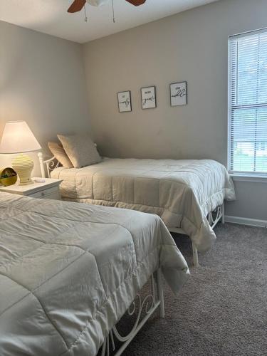1 Schlafzimmer mit 2 Betten und einem Fenster in der Unterkunft Cozy - Home Away From Home with Free Parking in Atlanta