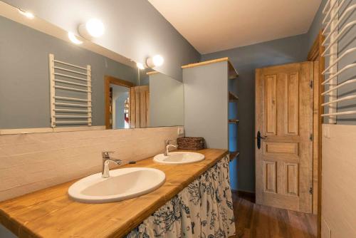 Vidiago的住宿－Casa Vacacional Deva，浴室设有2个水槽和镜子