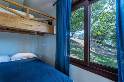 Vidiago的住宿－Casa Vacacional Deva，一间卧室设有一张床和一个大窗户
