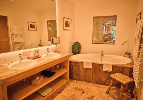 a bathroom with two sinks and a large mirror at BLEICHE RESORT & SPA in Burg