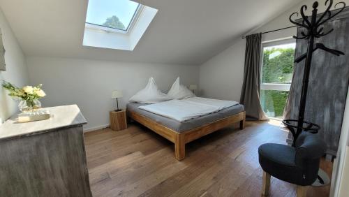 Schlafzimmer mit einem Bett und einem Fenster in der Unterkunft Tegernsee Chalet in Gmund am Tegernsee