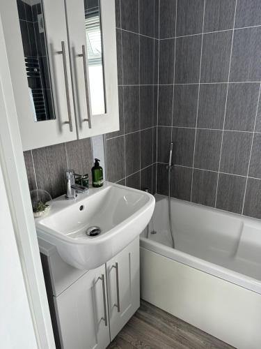 ein Badezimmer mit einem Waschbecken, einem WC und einer Badewanne in der Unterkunft Orchard View Lodge in Woodhall Spa