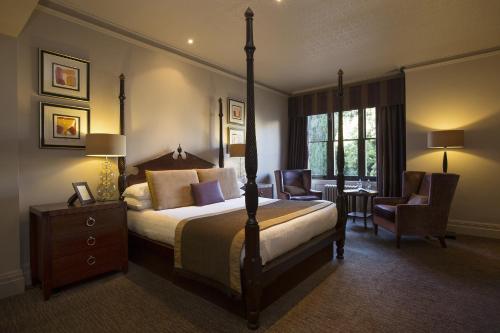 Tempat tidur dalam kamar di Nutfield Priory Hotel & Spa