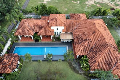 Ein Blick auf den Pool von der Unterkunft Elshape Holiday HOME oder aus der Nähe