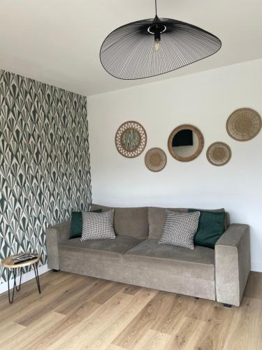 Néant-sur-Yvel的住宿－Maison cosy avec jacuzzi，带沙发和天花板的客厅